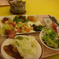 バイキング式の食事。もっとお金を出す宿泊プランを推奨します。