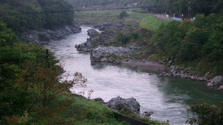 白い橋からの眺めが良いですよ