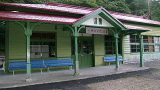 うっそうとした木立ちに囲まれた駅です