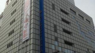 老舗の格調が漂う本館、アートスポーツが入ったパークプレイスがあります。