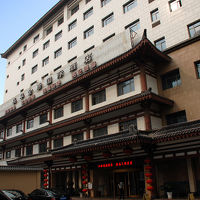 西大街に並ぶ、お城のような建築の一つ。