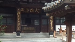 山ノ手通り沿いながら、意外に境内は静か。