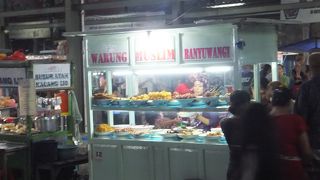 ローカルの皆さん、観光客の皆さんで賑やかです！