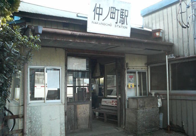 落ち着いた雰囲気の駅窓口で濡れ煎餅などを売っています