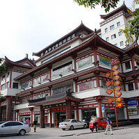 西大街から見た外観。老舗の民生百貨を抱える旭弘大厦に有り。