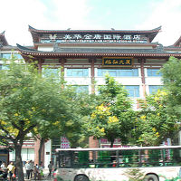 西大街から見た外観。老舗の民生百貨を抱える旭弘大厦に有り。