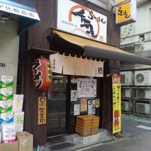 カウンターのみ。10名くらいでいっぱいかな？