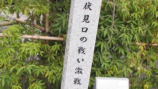 京橋のたもとにあります