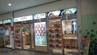 乗り換えがてらに、サッと食べられる『箱根そば』