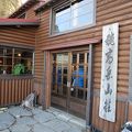登山のピークシーズンには激混みの山小屋
