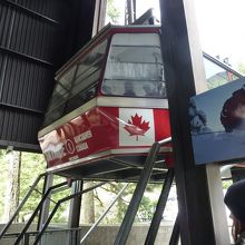 ゴンドラにはカナダ国旗のカエデがデザインされています
