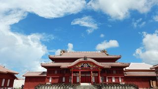 沖縄を代表する姿。無料ガイドもおすすめ。