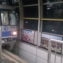 蛍池駅にはいってくるところ