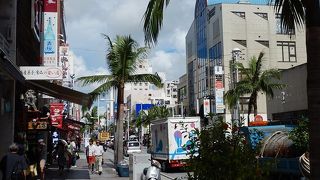沖縄で最もにぎわっている通り。渋滞もすごい。