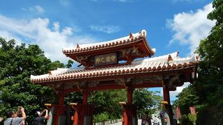 首里城観光の入り口にある門。沖縄を代表する風景。