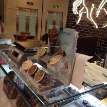 ソフトクリームもレジに並んでお金を払って作ってもらいます