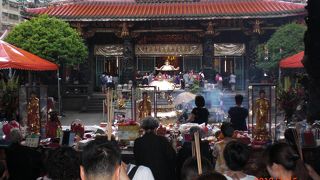 台北で最も古い町並みの龍山寺周辺