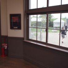 窓から外を見たところです