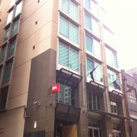 ホテルはリトルブルクストリートという細い通りに面している