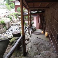 部屋に行くまでの道です。情緒あります