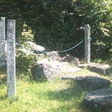 民俗資料館の横、茶室登り前でこのようなロープが張られています