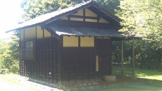 岩村城址の登り坂途上にある小さな庵のような建築でした