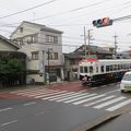 広隆寺の前の三条通は路面電車に。