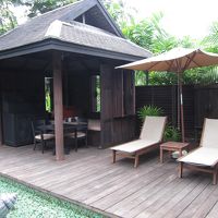 プールサイド　そとにも棚があります