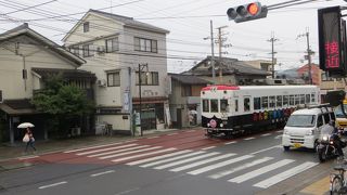 広隆寺の前の三条通は路面電車に。