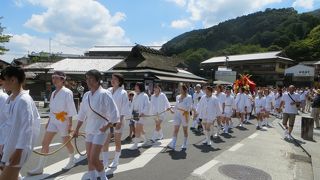 何かと便利。目立つお土産屋さん。