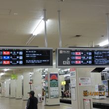 新宿の京王線・小田急線ホームっぽくない？
