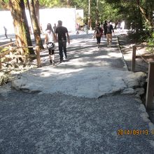 亀石の橋を渡る