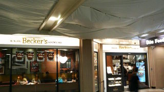 乗り換えついでにコーヒーとアツアツのパンで一息