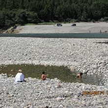 子供たちが水浴び中