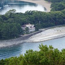 戸田の岬の先端にあります。