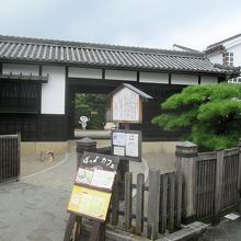 立派な外観です…が、カフェの看板が邪魔です