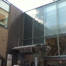 入口（モザイク通り側）