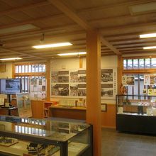 展示室ですが、品物がガラスケースに入っているだけ