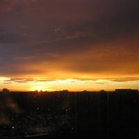 ホテルの窓からの日の出