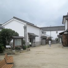 あの左手の建物かな？…分かりづらいです