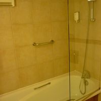 シャワー周りの透明な仕切り板が小さい。