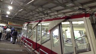 急こう配のケーブルカー ♪