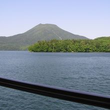 船上からの雄阿寒岳の眺め