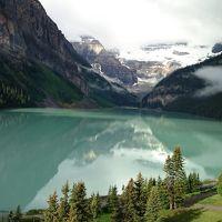 部屋の窓越しに撮ったレイクルイーズの写真です