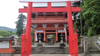 縁結びの神様です。本殿の複雑な造形にも注目