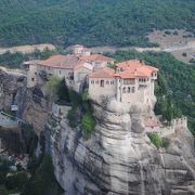 幻想的な景色と神秘的な修道院　アテネより日帰り可能
