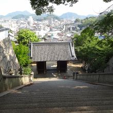 階段の上から山門を