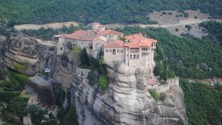 幻想的な景色と神秘的な修道院　アテネより日帰り可能