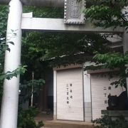 山ノ手通りの横に立つ小さな神社