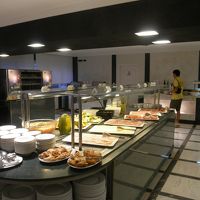 朝食　パン・ハム・フルーツ各種あり・卵や温かいものも少しあり